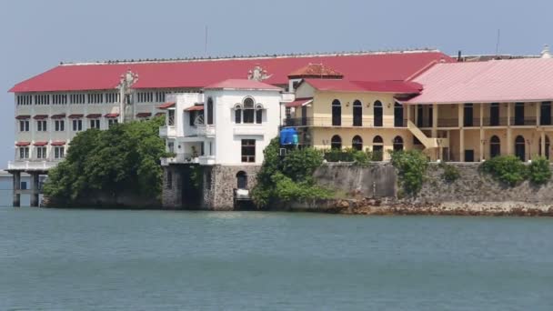 PANAMA, PANAMA - 25 MAI 2014 : Superbes bâtiments anciens de Casco Viejo, le quartier historique de Panama City Panama. Achevé en 1673 et créé par un site du patrimoine mondial en 1997 . — Video