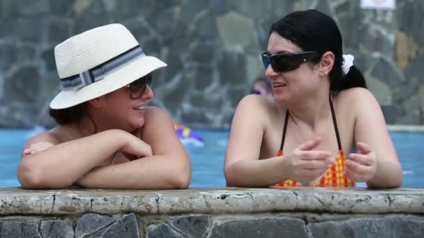 Amigos femininos na piscina — Vídeo de Stock