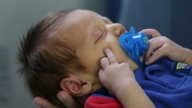 kukla ve uyumaya çalışırken yeni doğan hareketli el