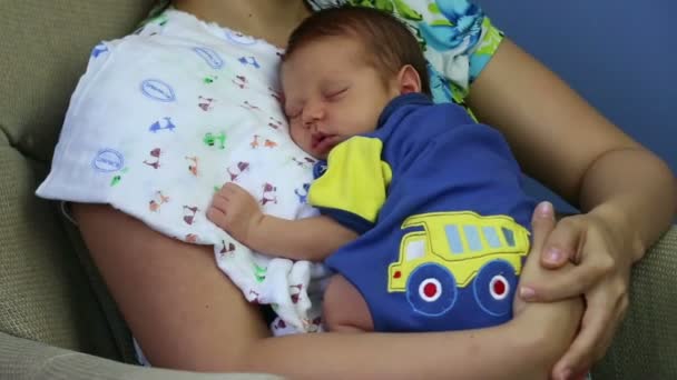 Newborn sleeping in mother arms — Stock Video