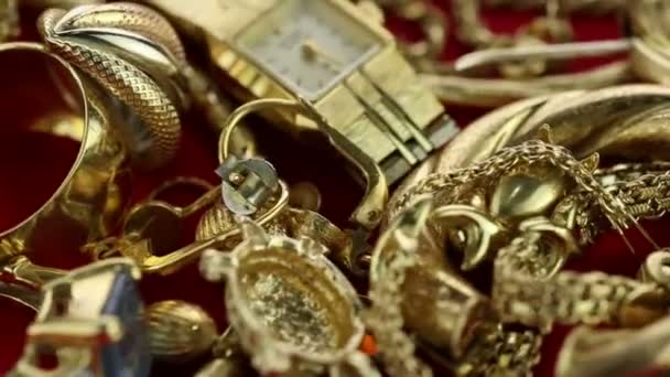 Panorámica a través de joyas — Vídeo de stock