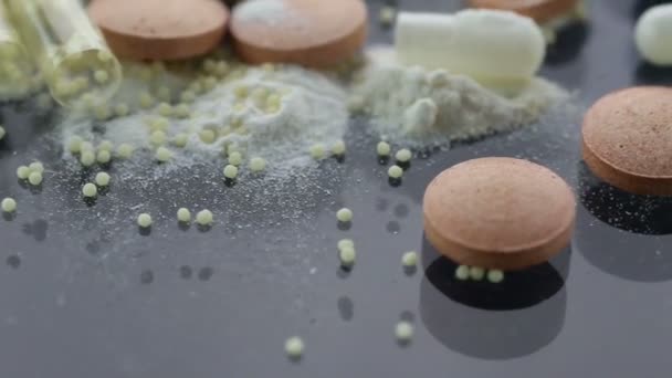 Drug verslaving concept. macro film van poeder door open pillen. — Stockvideo