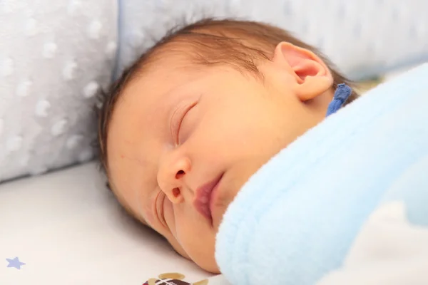 Recém-nascido dormindo profundamente — Fotografia de Stock