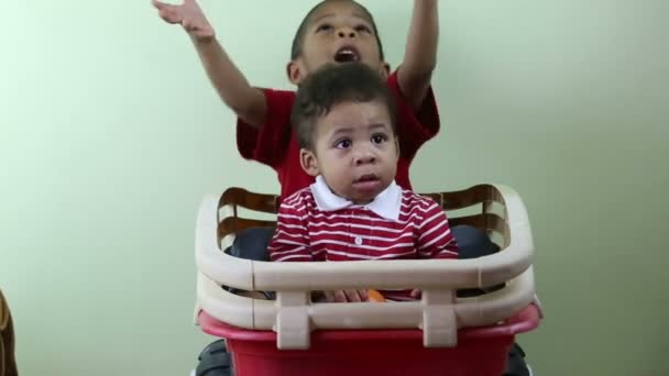 Irmãos brincando dentro de casa — Vídeo de Stock