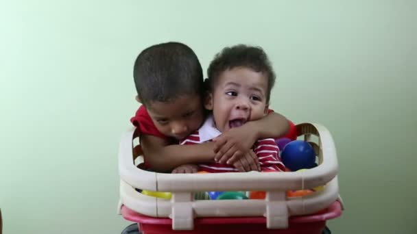 Jongen een knuffel en een kus geven met zijn broertje — Stockvideo