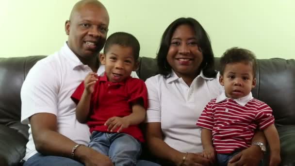 Família africana feliz olhando para a câmera — Vídeo de Stock