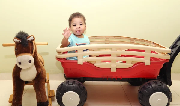 Portrait d'un bébé avec des jouets regardant la caméra — Photo