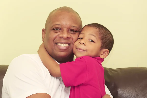 Portrait du père africain et de son fils. Concentrez-vous sur l'enfant . — Photo