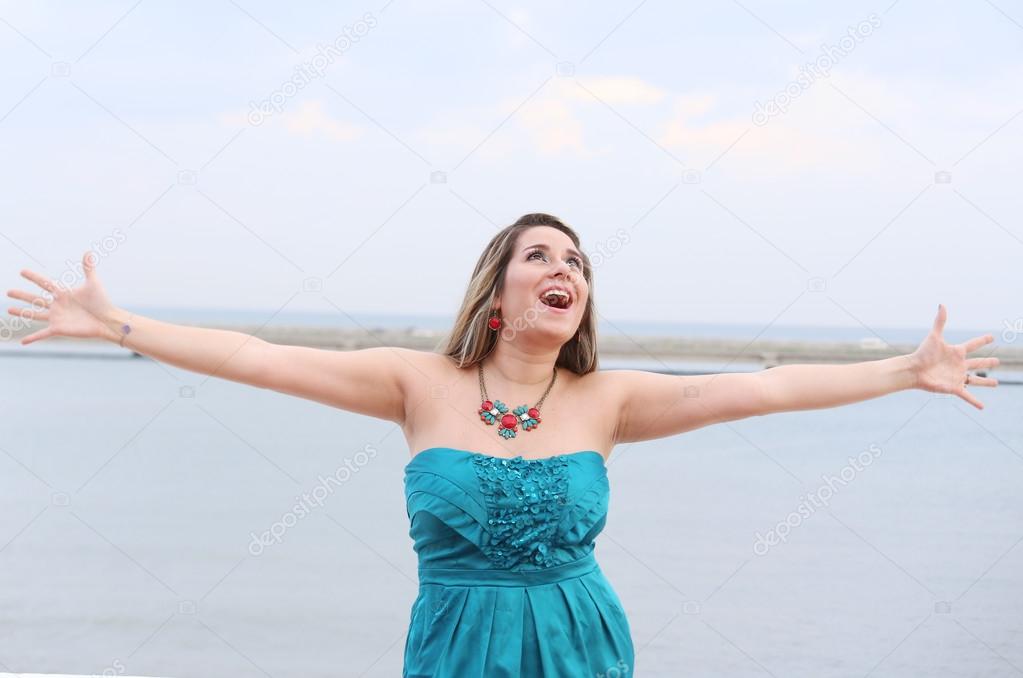 Resultado de imagem para imagem mulher braços abertos