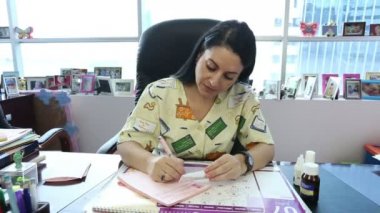 Doktor reçete yazıyor.