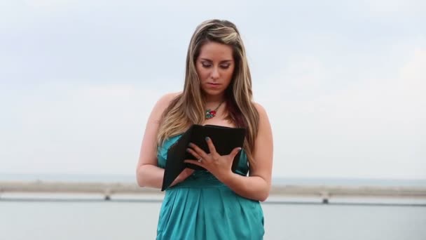 Gorgeous business woman with a digital tablet outdoors — Stock Video