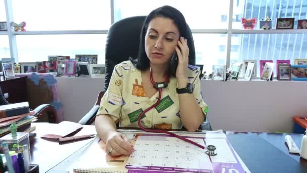 Médecin féminin avec téléphone portable — Video