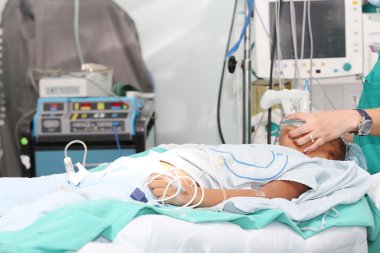 kimliği belirsiz hasta solunum maskesi tarafından holded oksijen alma
