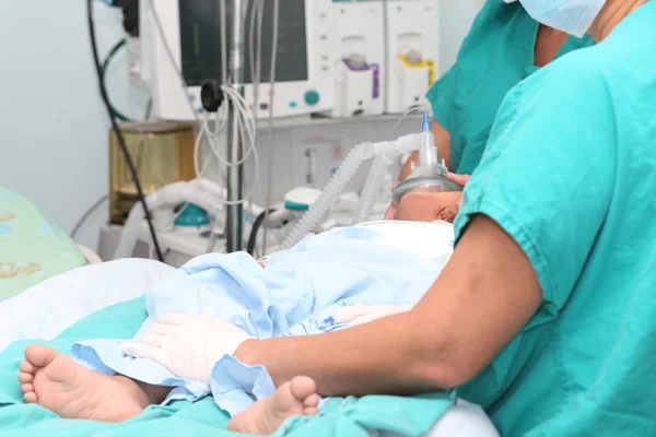 Asistente preparando a un niño para una cirugía — Foto de Stock