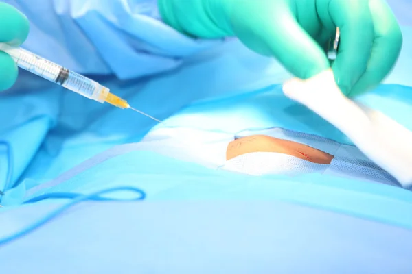 Doctor poniendo anestesia en una herida abierta. Enfoque en la w abierta —  Fotos de Stock