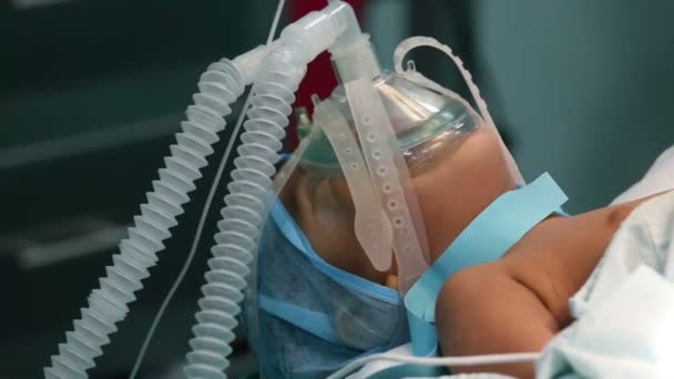 Unbekanntes Kind mit Sauerstoffmaske bereit für Operation