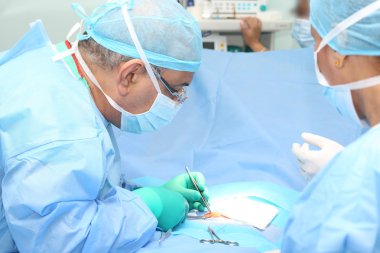 Doktor operasyon odasında dikiş yapma