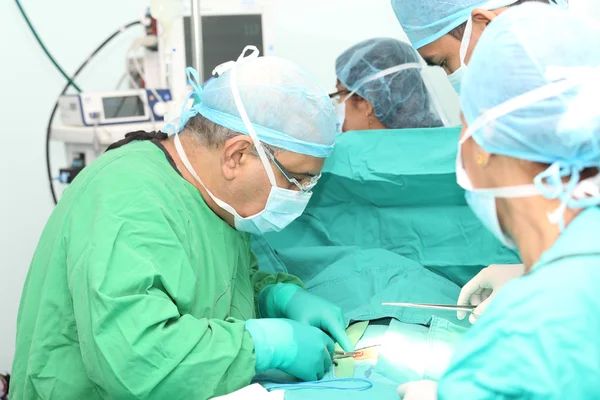 Equipo de cirujanos trabajando — Foto de Stock