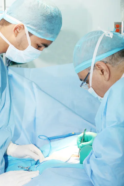 Two surgeons working — Stock Photo, Image