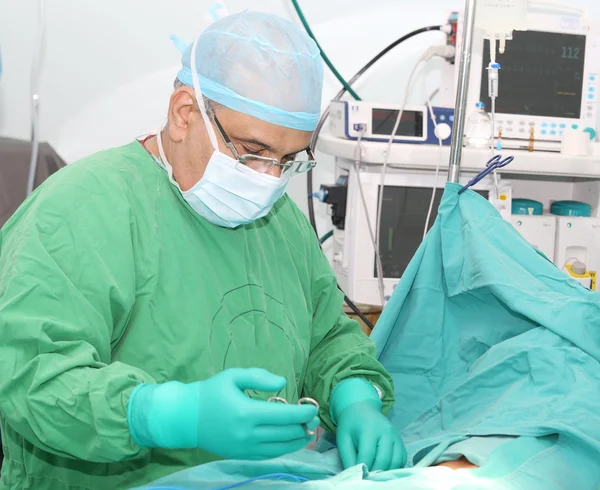 Doctor starting a surgery — Stock Photo, Image