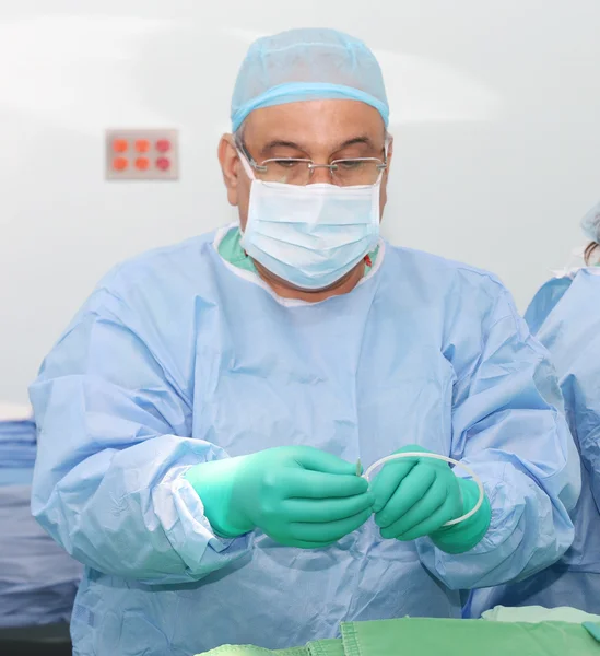 Médico preparando un catéter para su inserción en un paciente. Diapositiva Sa — Foto de Stock