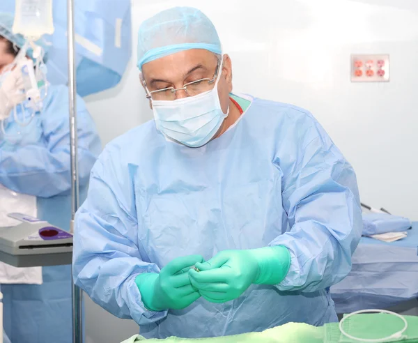 Cirujano preparando las herramientas para la cirugía — Foto de Stock