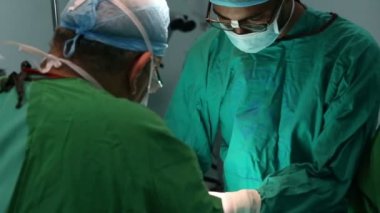 Doktor ve Yardımcısı operasyon odasında çalışma