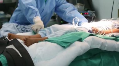 Hemşireler Operasyon odası hastane yatağında sedye gurney yatak kurtarma alanına taşıma