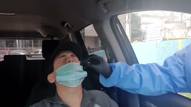 Arzt Nimmt Pcr Test Nasopharyngeal Kultur Mann Patient Seinem Auto — Stockvideo