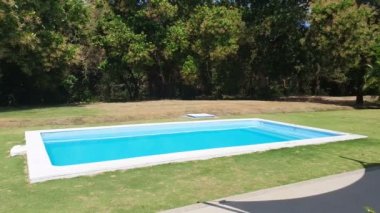 Doğa manzaralı güzel bir bahçe havuzu..