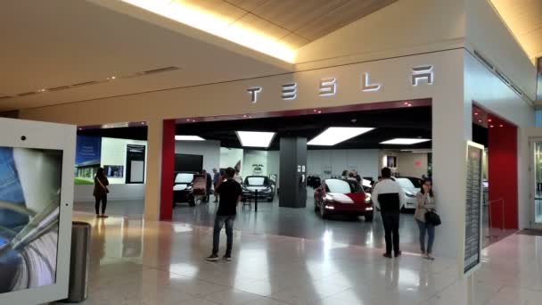Miami Kasım 2021 Tesla Ana Mağaza Araba Sergisi Aventura Alışveriş — Stok video