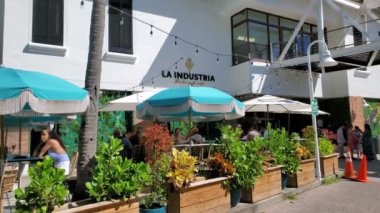 Miami, ABD - 6 Kasım 2021: La Industria Fırını ve Cafe Bayside, Latin Grammy ödüllü Nicky Jam 'in sahibi olduğu çok popüler bir restoran, 6 Kasım 2021.