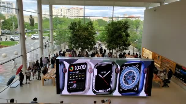 米国マイアミ 2021年11月 Apple製品を調べる人々とマイアミのApple Store 2021年11月6日に米国マイアミでApple Watchを実証するビデオウォール — ストック動画