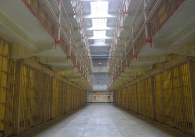 Alcatraz Adası 'nın hapishanesi, eski bir askeri hapishane ve bugün tarihi bir yer. Alcatraz hücre evi, adını büyük Amerikan caddelerinden ve simgelerinden alan bir koridor isim sistemine sahipti.. 