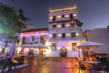 PANAMA CITY, PANAMA - 25 Aralık 2021 - Casco Viejon 'daki geleneksel İspanyol sömürge evi, Panama City' nin tarihi bölgesi, 25 Aralık 2021. Asıl eğlence, enerji, yiyecek ve içeceklerdir.. 