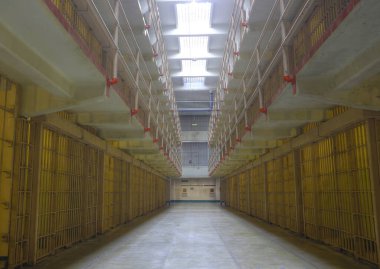Alcatraz Adası 'nın hapishanesi, eski bir askeri hapishane ve bugün tarihi bir yer. Alcatraz hücre evi, adını büyük Amerikan caddelerinden ve simgelerinden alan bir koridor isim sistemine sahipti.. 