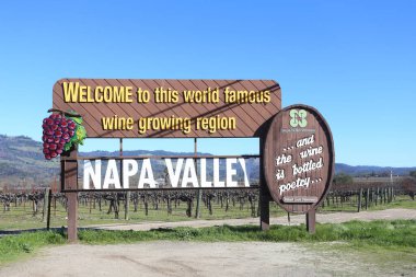 NAPA VALIFORNIA - 6 Şubat 2022: Napa Vadisi için ahşap hoş geldin tabelası. Napa Vadisi, ABD 'nin en büyük Amerikan Eklem Kültürü Bölgelerinden biri olarak kabul edilir..