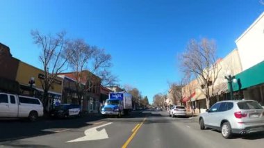 St. Helena, San Francisco, ABD - 7 Şubat 2022: Napa Valley, Kaliforniya şehir merkezindeki St. Helena POV. Şehir, zincir restoranlara karşı düzenlemelerinde farklıdır..