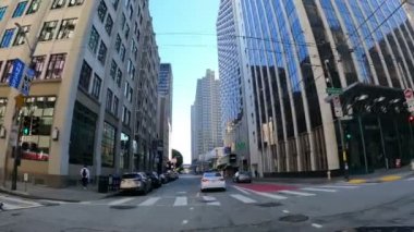 San Francisco, ABD - 4 Şubat 2022 Finans Bölgesi Ufuk Çizgisi 'ndeki City Street. Yüksek binalar ve gökdelenler.