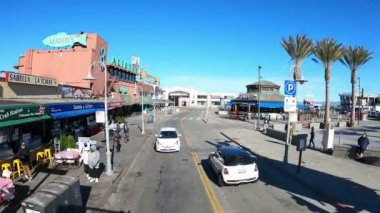 SAN FRANCISCO, ABD - 5 Şubat 2022: ABD 'nin batısındaki en işlek ve tanınmış turizm merkezlerinden biri olan Balıkçı İskelesi 39.