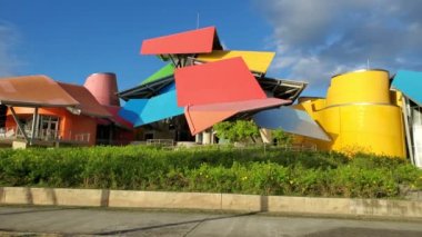PANAMA şehri, 3 Mart 2022: Biomuseo, ünlü mimar Frank Gehry tarafından tasarlanan Panama 'nın doğal tarihi üzerine kurulu bir müzedir. Bu Gehry 'nin Latin Amerika için ilk tasarımı..