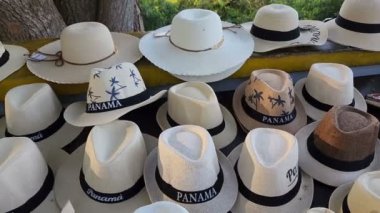 PANAMA MAR 13, 2022, Panama 'daki geleneksel açık hava pazarında Panama Şapka ya da country isimli sombrero tarzı. Panama 'dan popüler bir hatıra.