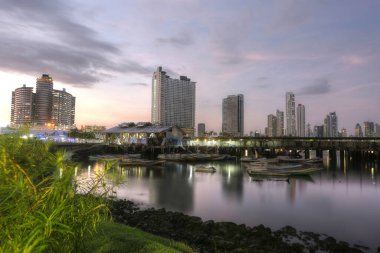 Günbatımında Modern City 'de eski teknelerle Panama City Manzarası ve Balık Pazarı.