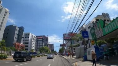 SANTO DOMINGO, DOMINICAN REPUBLIC-APRIL 6, 2022: Santo Domingo 'daki ana cadde POV. Ave Abraham Lincoln, Santo Domingo 'daki en önemli bölgedir. Ana ticaret ofisleri yer almaktadır..