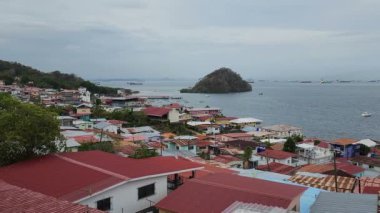 Panama 'daki Taboga Adası' nın havadan görüntüsü. Taboga adası, Panama şehrinin 30 dakikalık mesafedeki küçük bir tropik ada cennetidir..