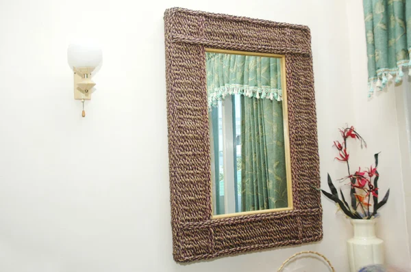 Καθρέφτης στον τοίχο — Φωτογραφία Αρχείου