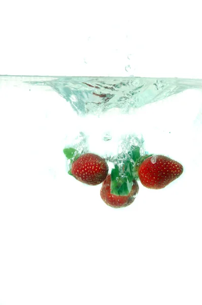 Fresas salpicadas en el agua — Foto de Stock