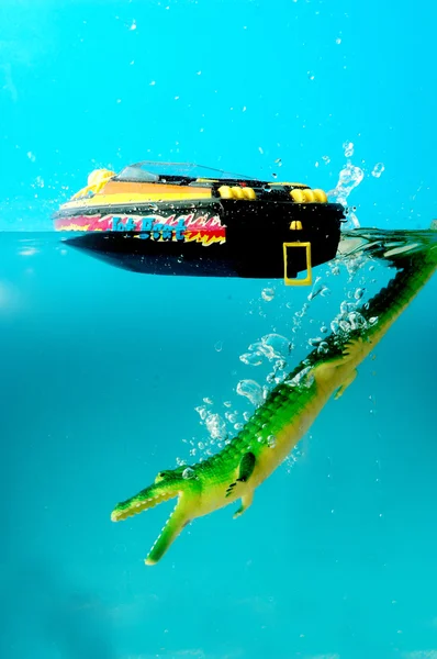 Zabawka aligatory i łodzi — Zdjęcie stockowe