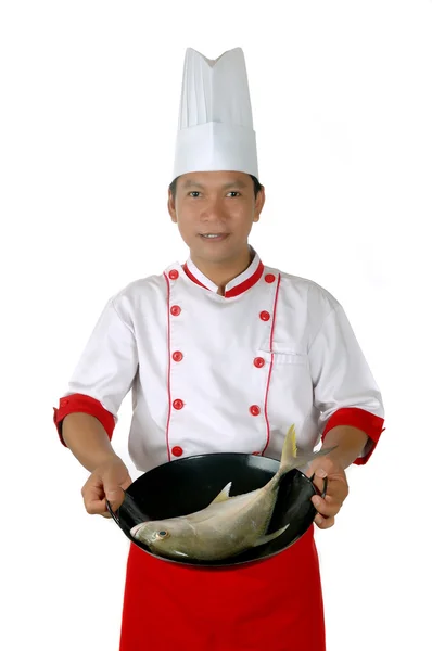 Chef presente peixe cru em um ato de fritar preto — Fotografia de Stock