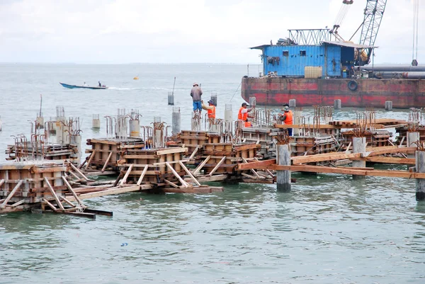 Construcción de puertos en medio del mar —  Fotos de Stock